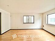 【living】居心地のいい暮らしには欠かせない眩い採光。ゆったりとした幅の窓からこの空間に降り注ぐ採光が絶えない。明るいリビングこそ居心地のいい暮らしが待っているのだと思う。