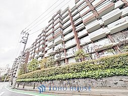 ◆サンサンと◆差し込む太陽の光がこのリビングに笑いをもたらす。ソファの上のクッションがポカポカした暖気にぬくぬくと微睡んでいる。