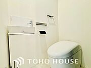清潔感あるホワイト調のクロスと温もり溢れるモダンカラーの床材が見事に調和した本邸宅は、毎日の生活を少しでも快適に過ごして頂ける様に落ち着いた雰囲気作りから行っています。