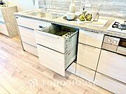 家事の最も強い味方の一つ・・ビルトイン型の食器洗浄乾燥機。手洗いでは落ちない汚れも高温・高圧ですっきり。大幅な時短になるのが嬉しい。