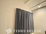 風の通り道。舞い込んでくる風が優しく躍り、室内に爽やかな空気を運んでくる。そこに季節の息吹を感じて、いまがどんな季節なのかを実感する。