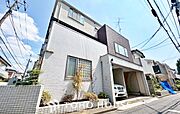 ◆リビングルーム◆天井に埋められた連続する眩い光－ダウンライト。それはまるでフライト航路のアプローチライトのように優美でロマン溢れるポジショニング。