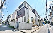 ◆木漏れ日◆の様な採光が優しく足元を照らし、心地いい暮らしの道しるべを写し出す。この空間で過ごす家族との語らいの時間がとても素敵で幸せを感じるかもしれない。