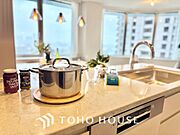 上質な素材に囲まれたキッチンは、穏やかな時間が流れる特別な空間。洗練された料理が生まれる場所です。