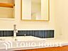 洗面：気持ちの良い朝をつくりだし、夕方には笑顔を取り戻させてくれるミラー。パウダールームはいつでも本来の自分を取り戻せる空間。明るく仕上げてあります。