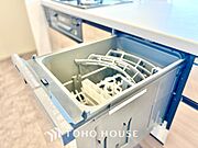 ◆今宵の食卓◆ダウンライトに反射するグラスを眺めながらワインを注ぐ。トクトクと心地いい音をさせながら、フランスの古城を思わせる薫りがたちこめ、とても幸せな時を過ごせる。