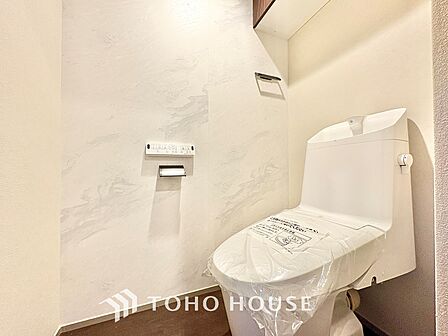 ◆トイレ◆トイレも全て新品に交換されており、清々しく新生活を始めることができます。白基調の清潔感のある空間に生まれ変わりました。
