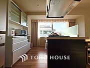 【KITCHEN】◆ワクワク◆開放的で機能性も高いシステムキッチン。お子様は毎日のご飯にワクワク！