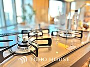◆サンサンと◆差し込む太陽の光がこのリビングに笑いをもたらす。ソファの上のクッションがポカポカした暖気にぬくぬくと微睡んでいる。