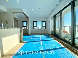 【LIVING】◆眩い◆光が燦々と入り、家族の笑顔を照らす。「いつまでも続いて」と願う夢のような毎日がここにある。