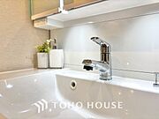 【Wash basin】十分な大きさの洗面台は収納もさる事ながら、身だしなみチェックや歯磨きなど、朝の慌ただしい時間でもホテルライクなスペースで余裕とゆとりを感じて頂けます。