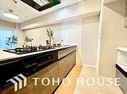 ◆愛育◆キッチンは家族の絆を育む大切な空間。シンプルで使い易いSystemKitchenで愉しく作る料理は愛情のある美味しいご馳走に。家族で使える広々としたダイニングキッチンです。