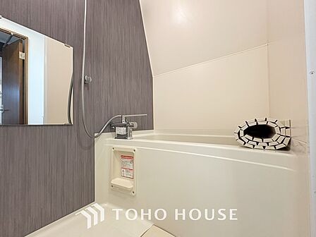 【Bathroom】『一日の疲れを落としてくれる場所は、一番落ち着く場所でなければならない』高級感溢れるカラーと大きさ・柔らかな曲線で構成された半身浴も楽しめるバスタブが心地よさをもたらします。