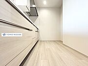 【KITCHEN】◆開放的◆後片付けが楽なシステムキッチン。収納スペースの充実！
