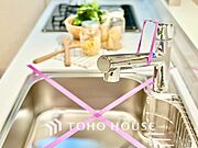 浄水器内蔵・可動式のシャワーヘッド。水はねや大きな洗い物も計算したシンク。システムキッチンは家事をずっと楽にしてくれる。
