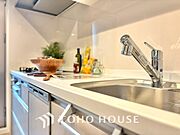 ◆愛育◆キッチンは家族の絆を育む大切な空間。シンプルで使い易いSystemKitchenで愉しく作る料理は愛情のある美味しいご馳走に。家族で使える広々としたダイニングキッチンです。