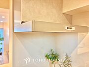 無駄を削ぎ落としたミニマルなデザインが、空間に静謐な美しさをもたらします。研ぎ澄まされた感性を満たす場所です。