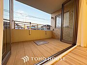【Bouncy conversation】　パートナーや家族が集う憩いの空間。真新しい木目のフローリングや白亜のクロスを陽の光、ダウンライトが照らし出し、家族・友人・知人の会話に華を咲かせます。