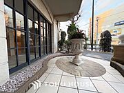 【House of the Sun】太陽の温かな光がお家全体を照らす。そこには目を輝かせ笑顔で見つめてくれる君がいて、「ただいま」の言葉がこだまする。そんな君の瞳に恋している。