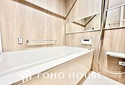 【浴室】《一日の疲れを落としてくれる場所は、落ち着く場所でなければならない》　高級感溢れるカラーと大きさ・柔らかな曲線で構成された半身浴も楽しめるバスタブが心地よさをもたらします。