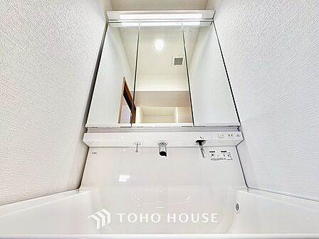 気持ちの良い朝をつくりだし、夕方には笑顔を取り戻させてくれるミラー。パウダールームはいつでも本来の自分を取り戻せる空間。明るく仕上げてあります。
