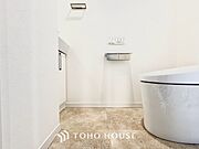 清潔感あるホワイト調のクロスと温もり溢れるモダンカラーの床材が見事に調和した本邸宅は、毎日の生活を少しでも快適に過ごして頂ける様に落ち着いた雰囲気作りから行っています。