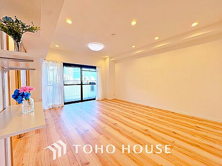 叶えたかったのは落ち着きのあるナチュラルな風合い、そして開放感があるリビング。優雅な気分に浸れる幸せな時間を家族が自然と集まりたくなるこの空間で。
