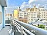 バルコニー：【BALCONY】◆BLUE SKY◆自然の心地よさに包まれる。大開口の外に広がるのは爽やかな青空。