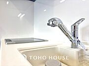 キッチンは家族の絆を育む大切な空間。シンプルで使い易いシステムキッチンで愉しく作る料理は愛情のある美味しいご馳走に。家族で使えるダイニングキッチンです。
