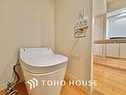 清潔感あるホワイト調のクロスと温もり溢れるモダンカラーの床材が見事に調和した本邸宅は、毎日の生活を少しでも快適に過ごして頂ける様に落ち着いた雰囲気作りから行っています。