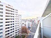 家族や友人との団らんに最適なリビング。落ち着いた雰囲気でくつろぎの時間を過ごせます。
