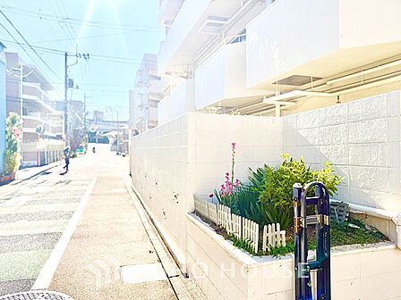【Swaying surface】光に照らし出されたバスルーム。膨よかな湿度と静かに揺れる眼前の水面