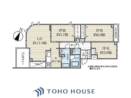 【house the light is illuminat】採光と風　家事導線も比較的良好で、風通しの良さで過ごしやすい麗(うら)らかな気分にさせてくれるリビング