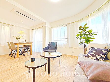 太陽の光をスマートにリビングへ。優しくいざなわれた採光が朝は目を覚ませ、昼はくつろぎ、そして夕刻には温もりを与える。他にはないおしゃれなデザインで。