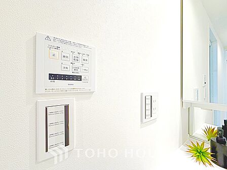 ◆木漏れ日◆の様な採光が優しく足元を照らし、心地いい暮らしの道しるべを写し出す。この空間で過ごす家族との語らいの時間がとても素敵で幸せを感じるかもしれない。【Holiday of a home】