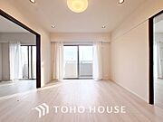 忙しい朝でも、しっかり家族が揃って食事をして頂けるゆとりある大きさのダイニングスペース。リビングと和室の続き間は急な来客時になど使い勝手が良いです。実際の空間を体感してみて下さい！