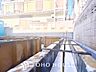 駐車場：休日には愛車をメンテナンス。