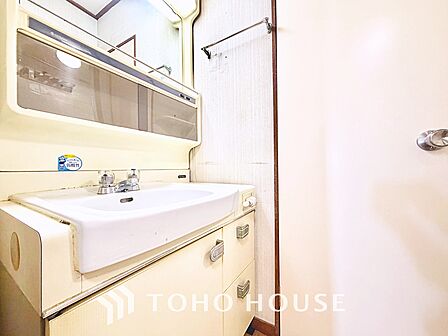 【Wash basin】十分な大きさの洗面台は収納もさる事ながら、身だしなみチェックや歯磨きなど、朝の慌ただしい時間でもホテルライクなスペースで余裕とゆとりを感じて頂けます。