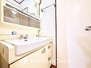 【Wash basin】十分な大きさの洗面台は収納もさる事ながら、身だしなみチェックや歯磨きなど、朝の慌ただしい時間でもホテルライクなスペースで余裕とゆとりを感じて頂けます。