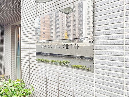 【closet】奥行きのあるクローゼットを採用。衣装ケースや、掃除機といった電化製品まで多くの物を収納できるようなつくりになっております。是非一度、ご自身の目でお確かめ下さい。