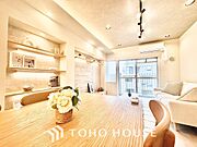 ◆リビング◆たくさんの窓から注ぐ太陽の光。時間の経過とともに光と影のコントラストがこの空間のムードを変え、部屋に変化と温もりをもたらしてくれる。