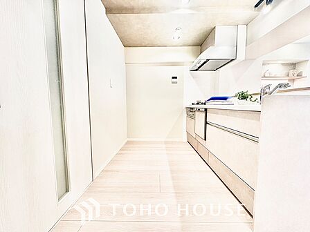 ◆キッチン◆美しく使いやすいキッチンは油汚れが簡単に拭き取れる素材で加工されており、浄水器シャワーから流す水の音を軽減する静かなシンクを採用。見えないところにさり気ない配慮が嬉しいですね