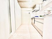 ◆キッチン◆美しく使いやすいキッチンは油汚れが簡単に拭き取れる素材で加工されており、浄水器シャワーから流す水の音を軽減する静かなシンクを採用。見えないところにさり気ない配慮が嬉しいですね
