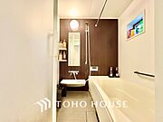 光に照らし出されたバスルーム。適度な湿度と静かに揺れる眼前の水面。広い浴槽にゆっくりと身を沈め深く瞑想をすれば、明日への新たな活力が膨らんでくる。