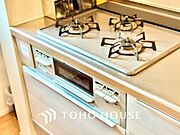 可能な限り余計なものを省いた3口コンロ。美しさと機能性を兼ね備えたスタイルはきっと何年もあなたの味方です。
