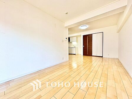 太陽光をたくさん感じながら、明るく豊かな暮らしを約束する住まい。四季の移ろいを感じながら、我が子の成長を見守る。そんな家がここに。