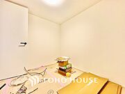 自然光のありがたさ。柔らかい光に包まれて、ゆったりと読書などはいかがでしょうか？街のざわめき、夜の静寂。至福の時