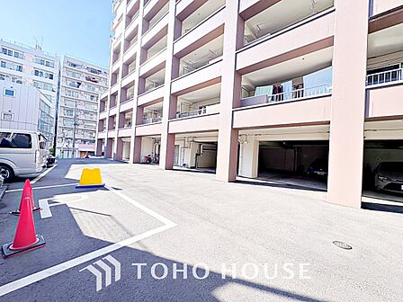 開放感のあるゆったりとしたロビーが備え付け。陽だまりに満ちたくつろぎの空間を演出します。