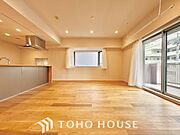 大きなリビングは、高級感漂う設えとゆとりある広さで安心をもたらす特別な場所。暮らしの中心にふさわしい空間です。