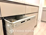 キッチンは家族の絆を育む大切な空間。シンプルで使い易いシステムキッチンで愉しく作る料理は愛情のある美味しいご馳走に。家族で使えるダイニングキッチンです。